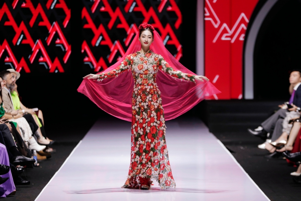 Luong Thuy Linh, Miss World Vietnam 2019, is on hand to open the show.