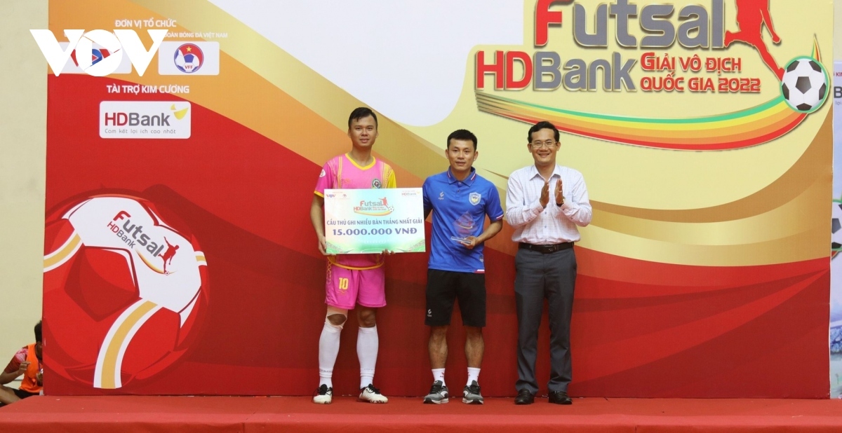 Having scored 10 goals each, Lam Tan Phat, No. 16 of Sahako FC and Nguyen Tran Duy, No. 10 of Sai Gon FC win the most goal scorer title.