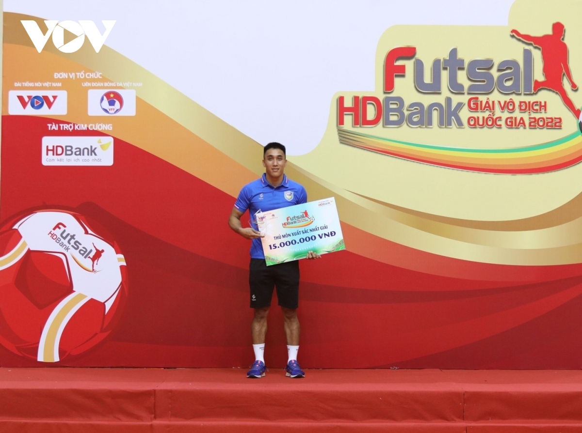 Mai Xuan Hiep, No. 20 of Sahako FC is honoured for the best goalkeeper.