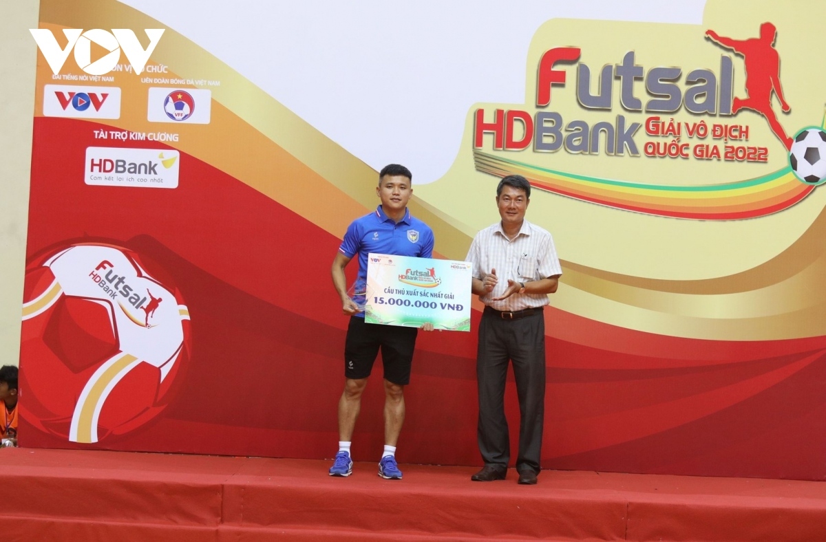 Khong Dinh Hung, No. 15 of Sahako FC is presented with the best player award.