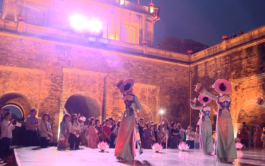 A night tour of Thang Long Imperial Citadel becomes more and more attractive to tourists