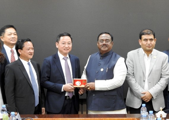Bangladeshi Minister of Food Sadhan Chandra Majumder (third from left) meets with Nguyen Huy Hung, chairman of directors’ board of VINAFOOD II, (second from left) at a recent working session. (Photo: Saigondautu.com.vn)