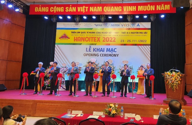 Delegates cut the ribbon to open HANOITEX 2022. (Photo: Congthuong.vn)