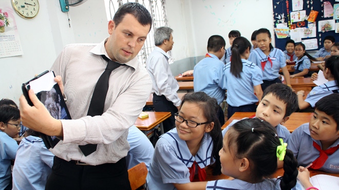 Vietnamese students take part in an English class (Photo: VTC)