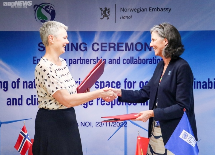 The UNDP and the Norwegian Embassy sign an agreement on November 23 in Hanoi to support Vietnamese marine spatial planning. (Photo: VTC.VN)