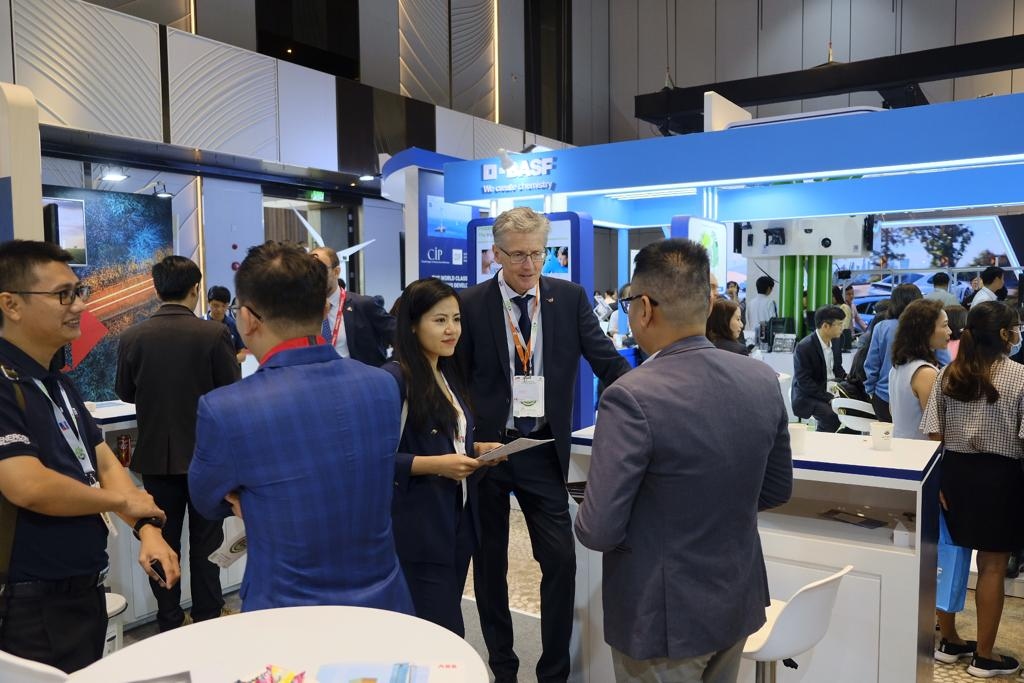 Visitors call at the Norwegian Pavilion at the GEFE 2022.