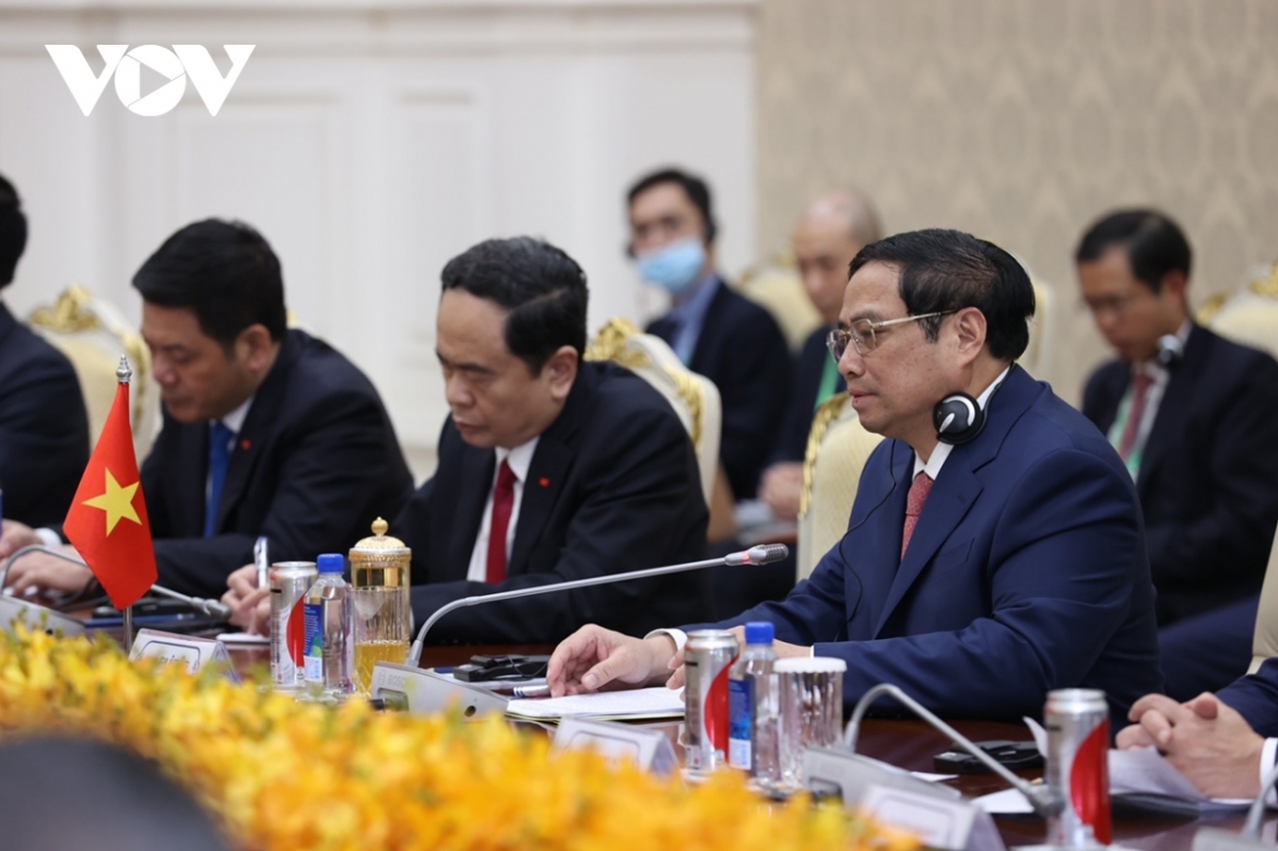 PM Pham Minh Chinh (first from right) during the high-level talks in Phnom Penh on November 8.