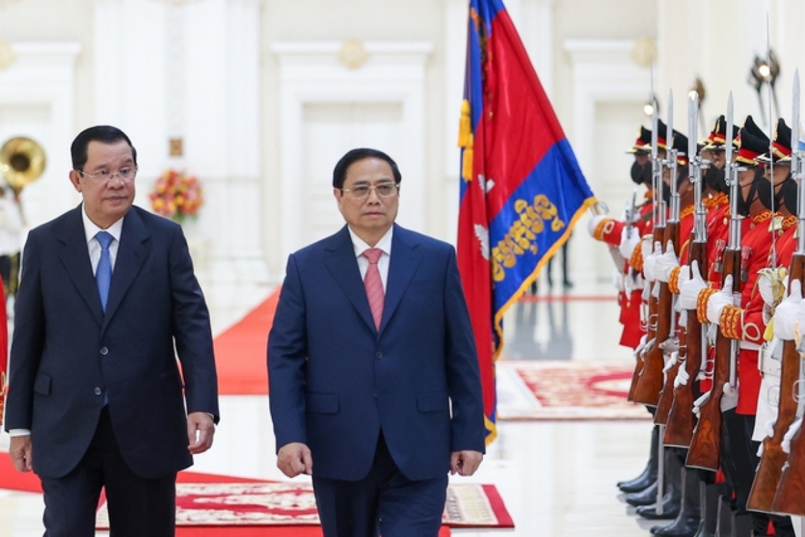 PM Hun Sen of Cambodia (first from left) and PM Pham Minh Chinh of Vietnam  review the guard of honour in Phnom Penh on November 8. (Photo: VGP)
