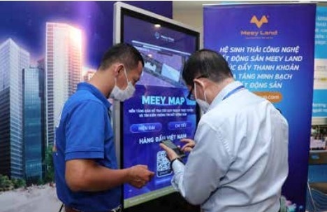 A visitor experiencing Meey Map, a platform to search for real estate planning information. The real estate market needs more drastic measures to speed up the digitalisation process. (Photo: danviet.vn)
