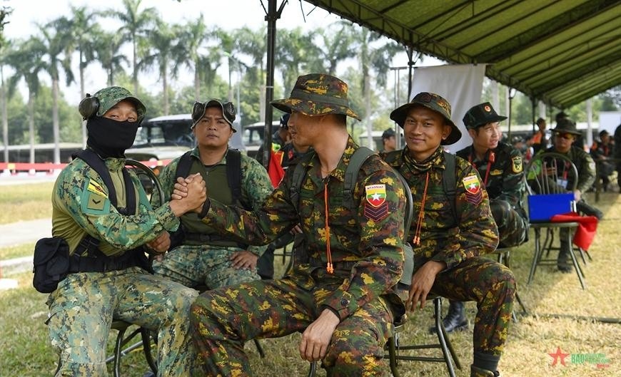 AARM-30 is not only a competition for talented gunners from the various armed forces of ASEAN countries, but it is also an opportunity for them to strengthen solidarity, friendship, mutual understanding, and exchanges. Photographed is two shooters from Brunei and Myanmar shaking hands before their competition.