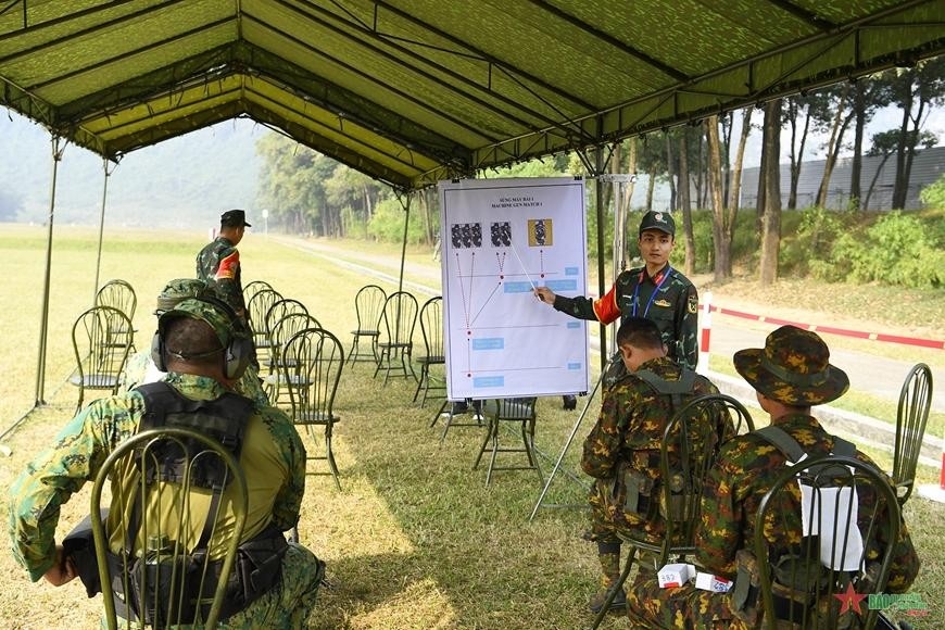 The organisers disclose the rules of the competition to all participants.