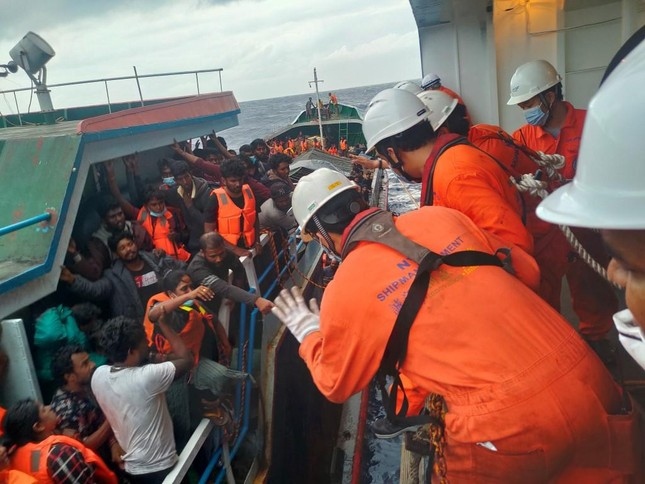 303 Sri Lankan people are saved by MRCC Vietnam and other foreign forces (Photo: Tien Phong)