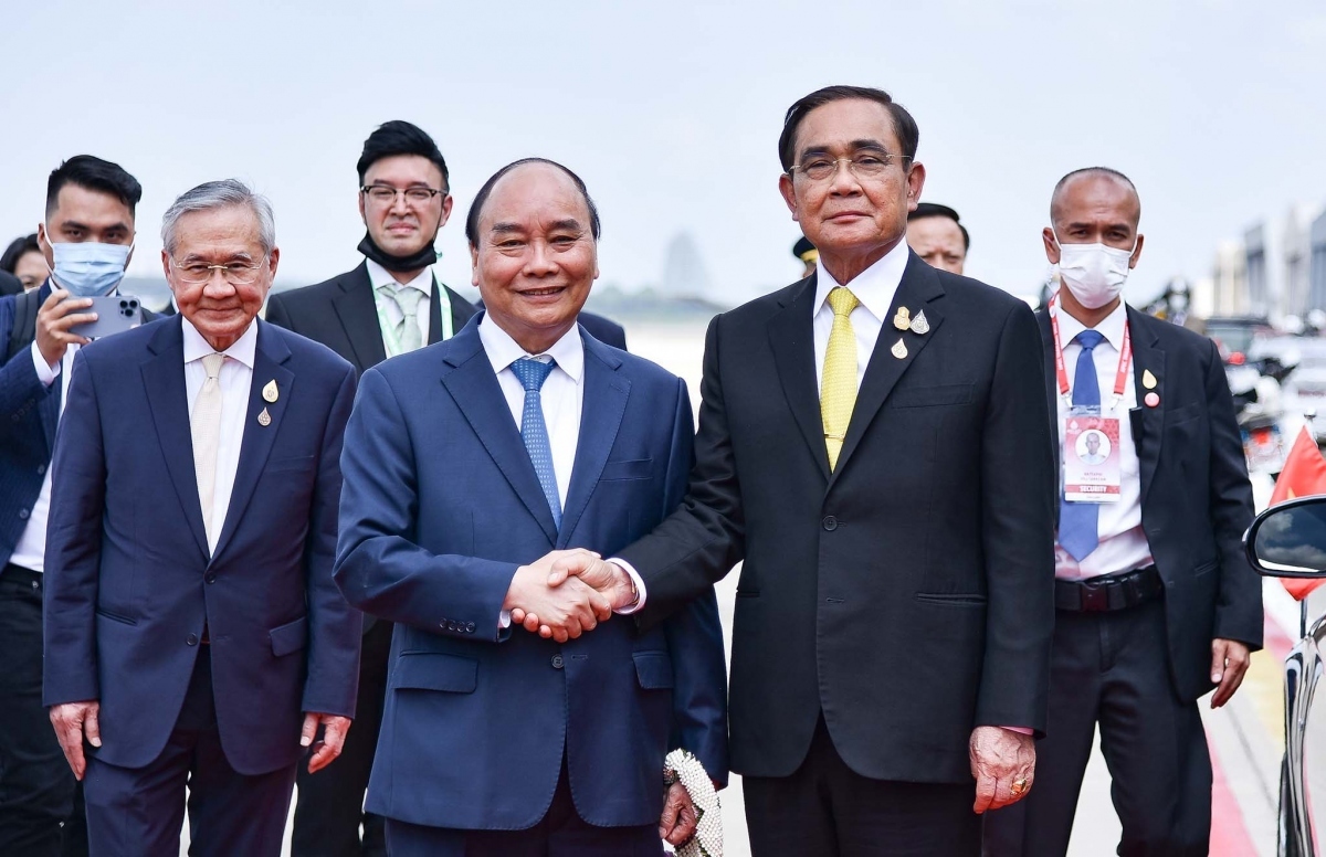 Thai Prime Minister Prayut Chan-o-cha (first from right) welcomes State President Nguyen Xuan Phuc at Don Muang Royal Thai Air Force base in Bangkok on November 16.