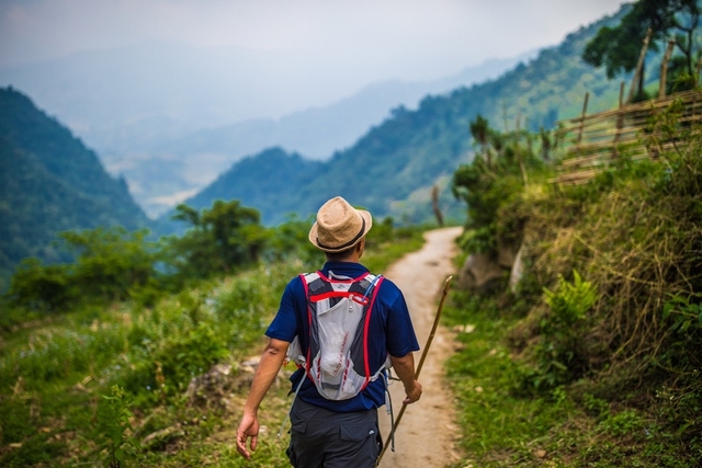 Hill-tribe treks from Sa Pa are the easiest hikes for beginners and only take one to two days. The travel guide suggests that visitors should accompany a guide who speaks the languages of local minority groups and can get them acquainted with the diverse communities which reside in the area. For a more authentic experience, it is noted that tourists can trek over two days with an overnight stop in a local homestay, or save their trekking for a more remote location such as Bac Ha or Ba Be National Park. (Photo: Vietnamtravel)