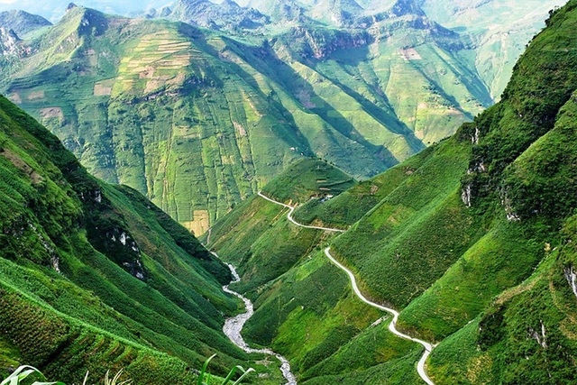 Cao Bang, a northeastern mountainous province, is named among the list of the best off-the-beaten-track treks. The travel guide stresses that the main destinations for hikers include hillside villages of the Tay, Nung, Hmong, Dao, and Lolo people, with markets that shift from village to village on different days of the lunar month. It adds that there are easy strolls around Ban Gioc Waterfall and Nguom Ngao Cave on offer, both of which are served by local buses from Cao Bang. However, to access outlying villages visitors require local support. “Most treks are multi-day affairs, and your guide will need to make arrangements for overnight stays,” it suggests. (Photo: vietnamdiscovery)