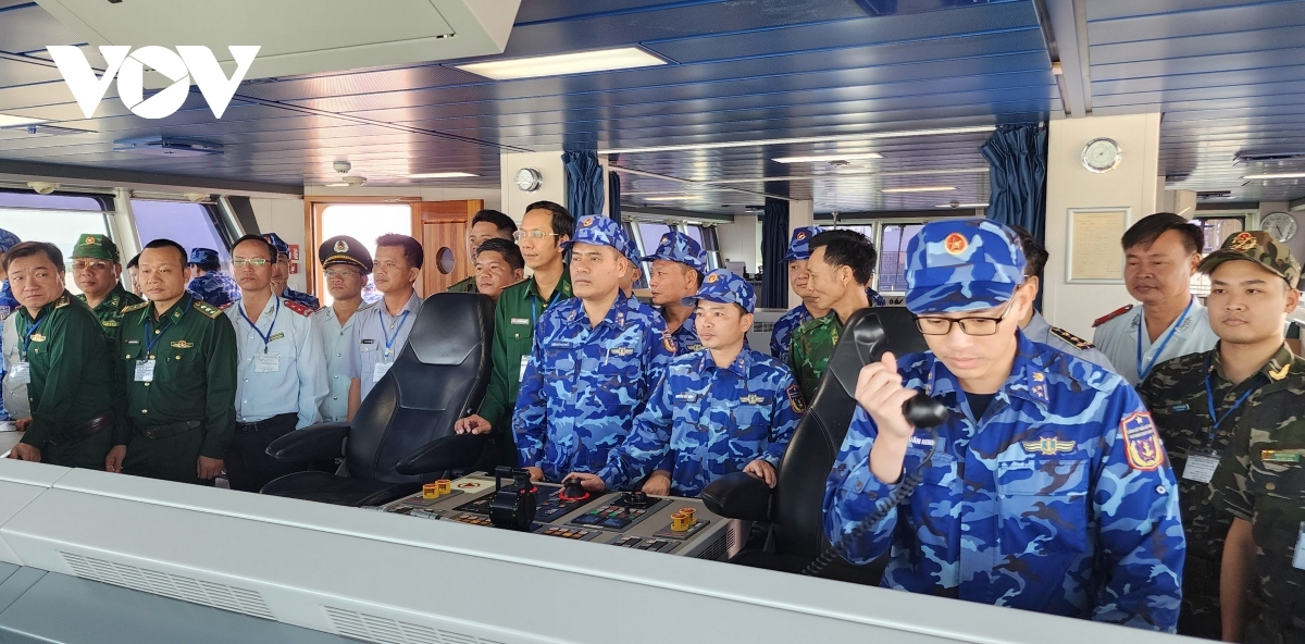 The Vietnam Coast Guard present gifts and national flags to fisherman, encouraging them to set sail, contributing to protecting national sovereignty at sea.