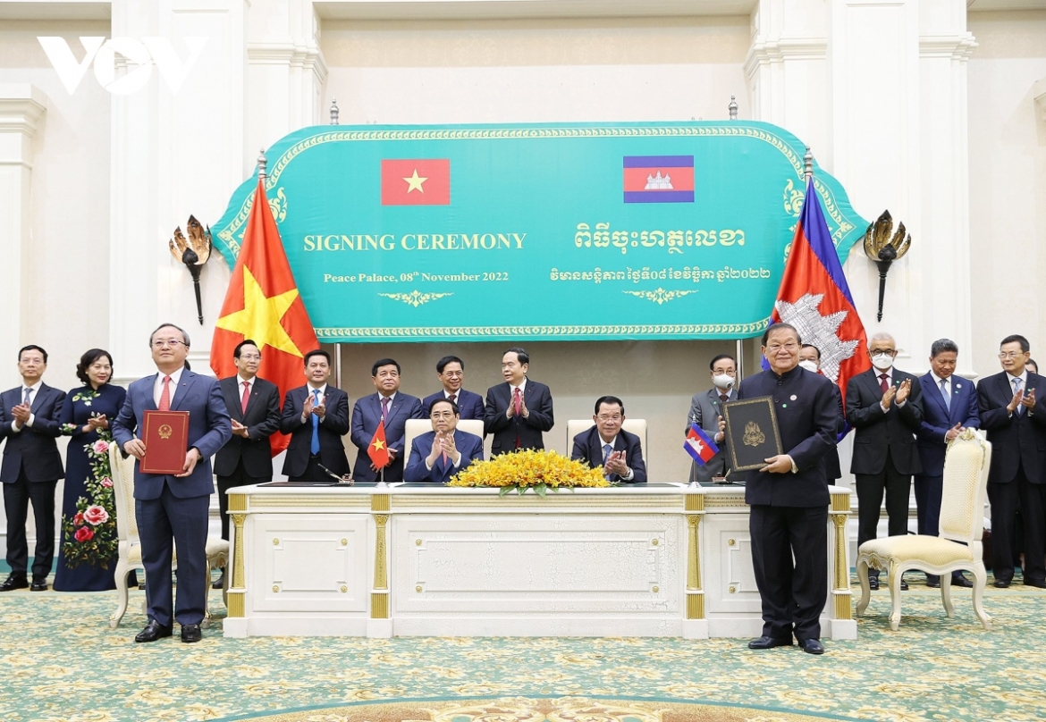 Vietnam and Cambodia sign 11 cooperation documents during PM Pham Minh Chinh's visit. In the photo is a cooperation agreement on radio and television broadcasting between the Voice of Vietnam Radio and the Ministry of Information of Cambodia.
