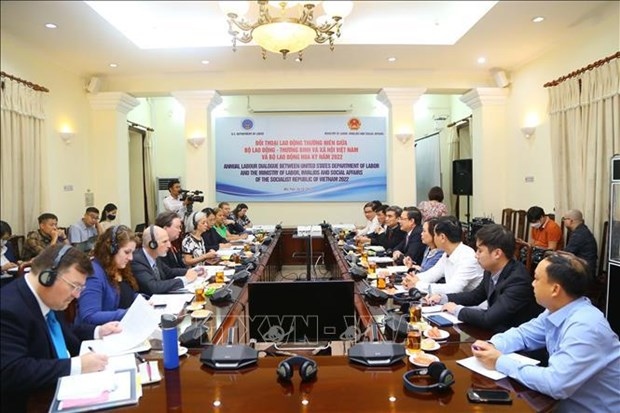 Vietnamese and US officials and experts participating in the dialogue