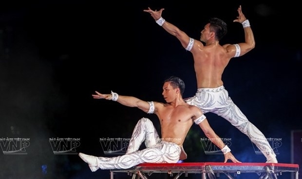 Quoc Co and Quoc Nghiep perform on the stage.