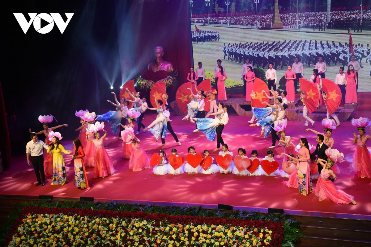An art performance at the opening ceremony of the event.