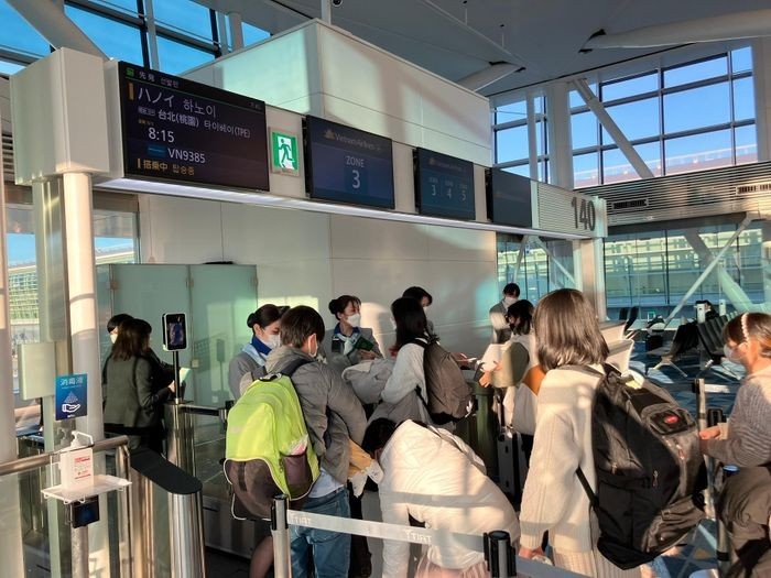 Vietnamese citizens wait to perform check-in procedures at Japan's Haneda Airport (Photo: Nhan Dan)