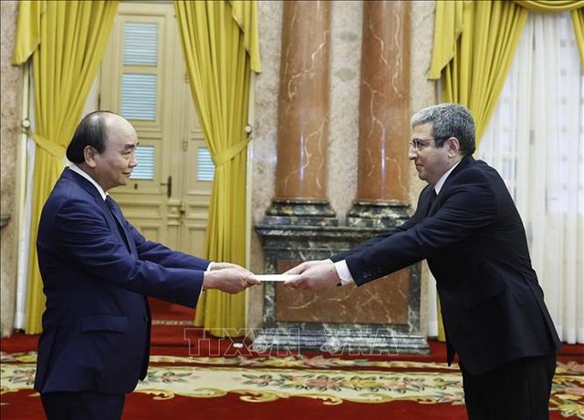 Azerbaijani Ambassador to Vietnam Shovgi Kamal Oglu Mehdizade (R) presents his credentials to President Nguyen Xuan Phuc