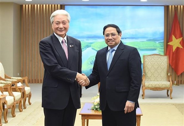 PM Pham Minh Chinh (R) receives Governor of Tochigi prefecture Tomikazu Fukuda (Photo: VNA)