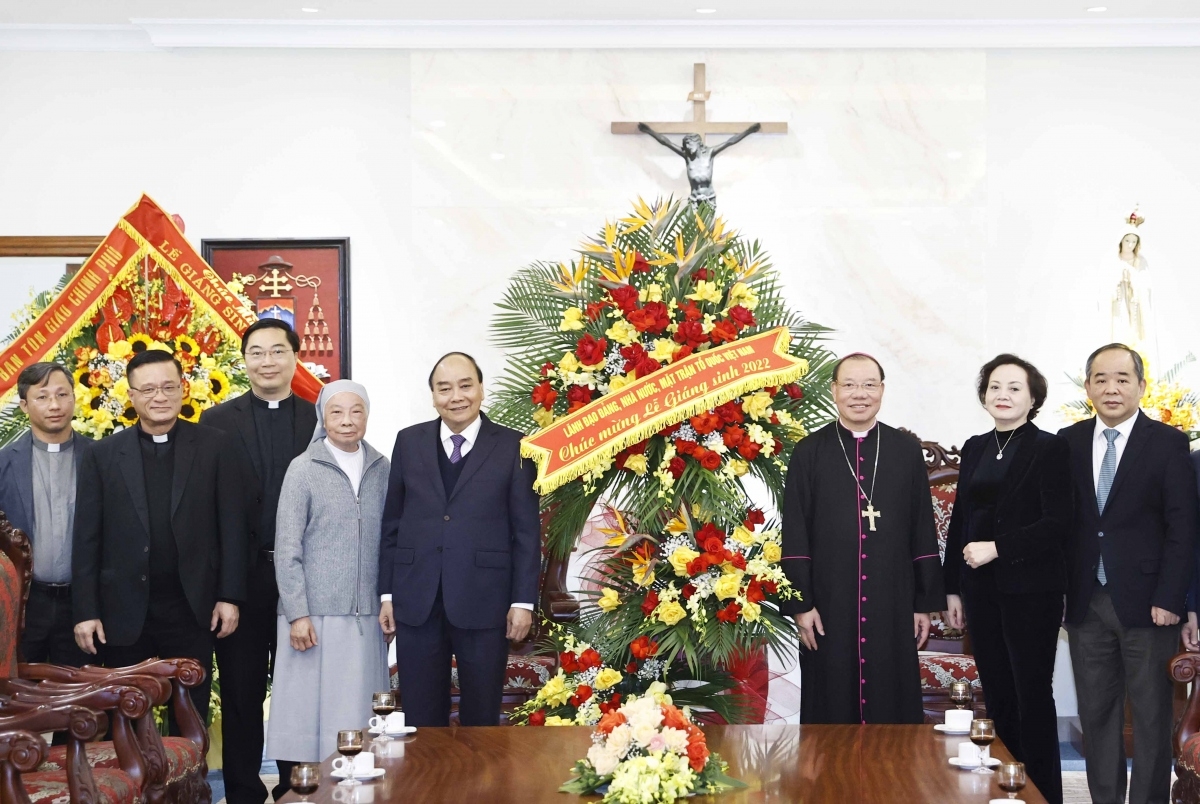 President Nguyen Xuan Phuc presents gifts to leaders of the Hanoi Archdiocese during a Christmas 2022 visit on December 17. (Photo: VNA)