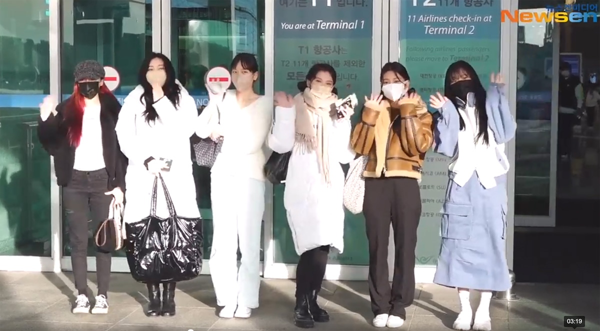 Momoland girls pose for a group photo at Incheon airport before boarding aircraft to Hanoi (Vietnam) on December 16. (Photo: Newsen screenshot)