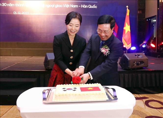 Vietnamese Deputy Prime Minister Pham Binh Minh (R) and RoK Ambassador to Vietnam Oh Young-ju at the ceremony. (Photo: VNA)