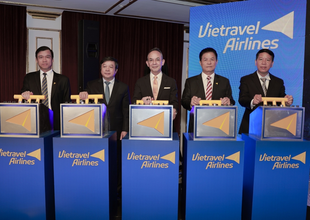 Thai Ambassador to Vietnam Nikorndej Balankura (C) and delegates inaugurate the Hanoi-Bangkok flight on December 15.