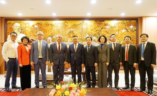 Chairman of the People’s Committee of Hanoi Tran Sy Thanh (fifth from left) and Mayor of Gold Coast Tom Tate (fourth from left) (Photo: hanoimoi.com.vn)