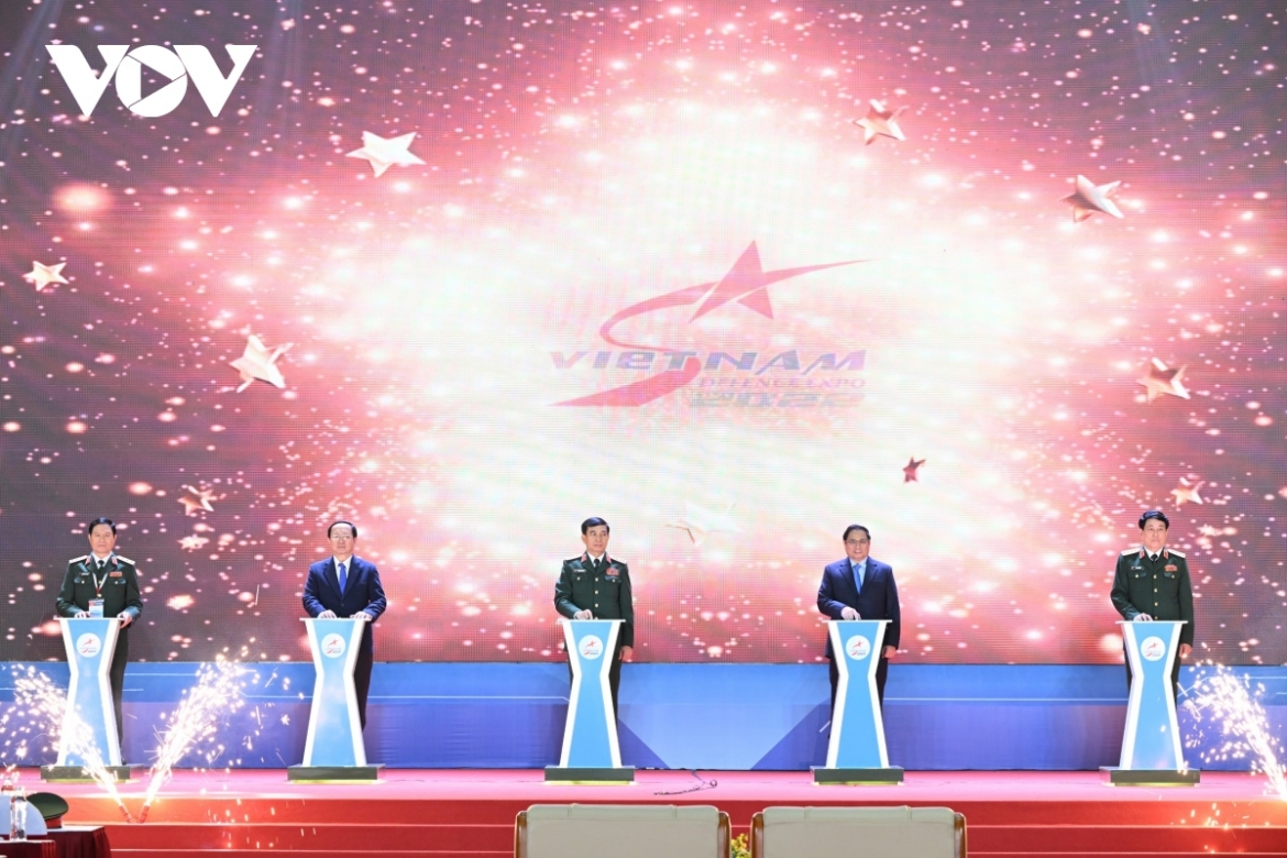 PM Pham Minh Chinh and other delegates press buttons inaugurating the expo.