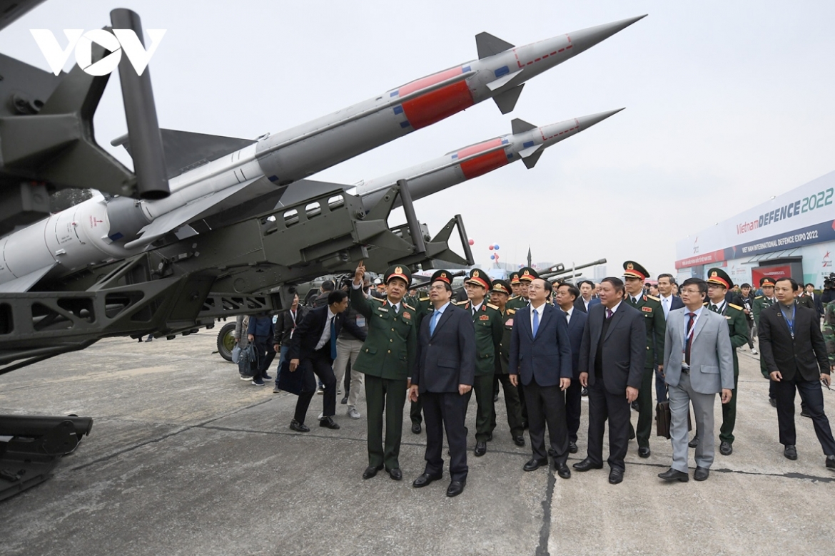Defence Minister Giang introduces the S-125 air defense system to delegates.