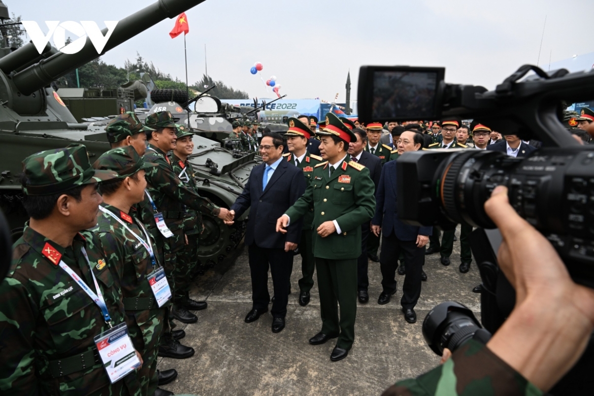 The Government chief offers encouragement to soldiers at the exhibition.