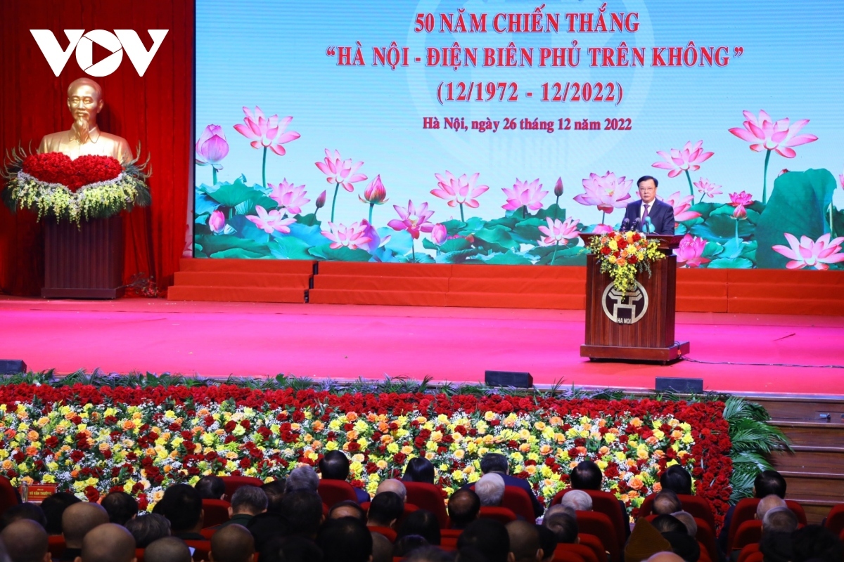 Dinh Tien Dung, secretry of the Hanoi Party Committee speaks at the ceremony.