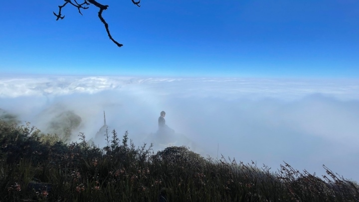 According to weather experts, the temperature falls to 3.4 degrees Celsius in Lao Cai city at noon and it is likely to drop further.