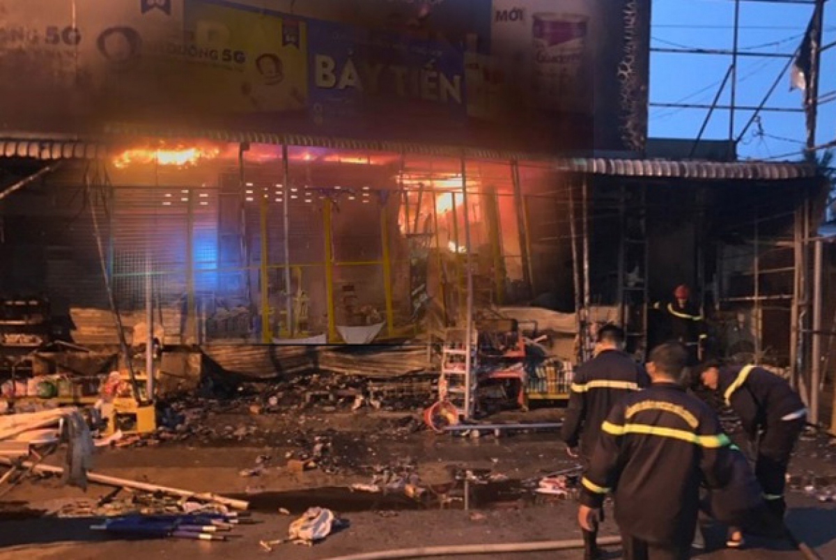 Three people are killed in a fire which hits a convenience store in the Mekong Delta's Dong Thap province on October 28. At around 12:45 a.m., flames begin to engulf the Bay Tien convenience store in An Khanh commune owned by 33-year-old Bui Thi Yen Suong.