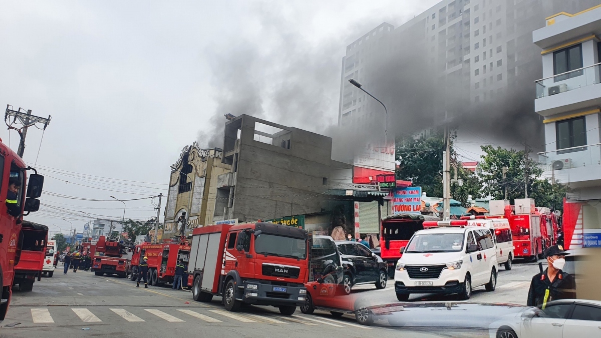 The karaoke bar is thought to have contained many inflammable interior decoration materials which caused the fire to spread rapidly. President Nguyen Xuan Phuc sends his condolences to the bereaved families of the victims and asks relevant forces to look into the cause of the fire.