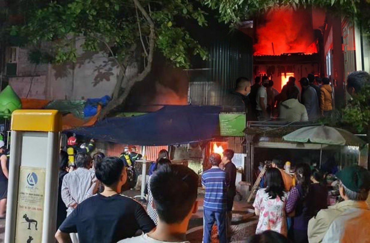 Five people die after flames engulf a three-storey house on Pham Ngoc Thach street in Dong Da district of Hanoi at 1 a.m. on April 21.