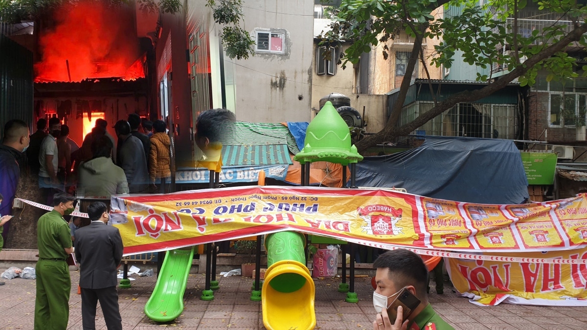 The fire happens at the home of Doan Thi Manh, 74, beginning on the first floor and then spreading to the other floors. Permanent Deputy Prime Minister Pham Binh Minh offers his deepest condolences to the relatives and asks relevant forces to investigate the cause of the fire which killed five people.