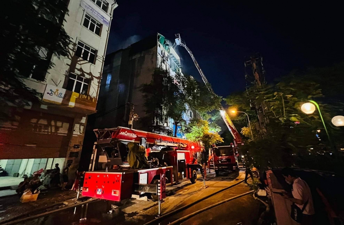 Three firefighters die while trying to extinguish a fire raging at the six-floor ISIS karaoke parlor on Quan Hoa street in Cau Giay district of Hanoi at 1:11 p.m. on August 1.