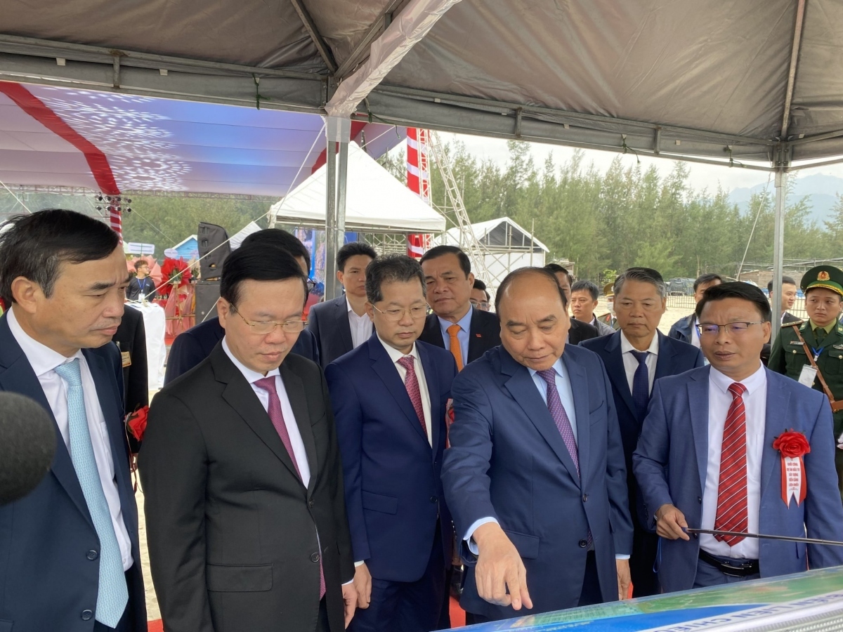 President Nguyen Xuan Phuc asks the municipal authorities, investors and relevant parties to ensure the schedule of the project.