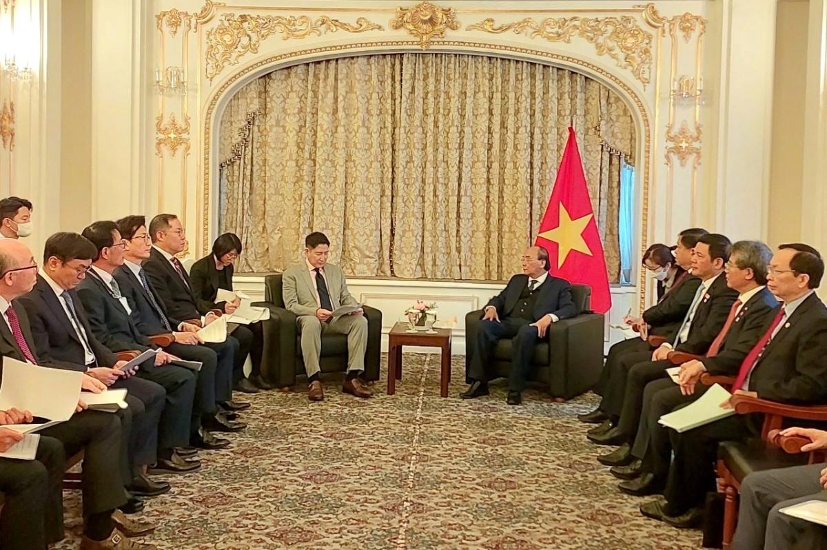 State President Nguyen Xuan Phuc expects leading Korean businesses will increase investment and expand operations in Vietnam for mutual benefits, while receiving chief executives of Hyosung, Samsung Electrics and KDB in Seoul on December 6.