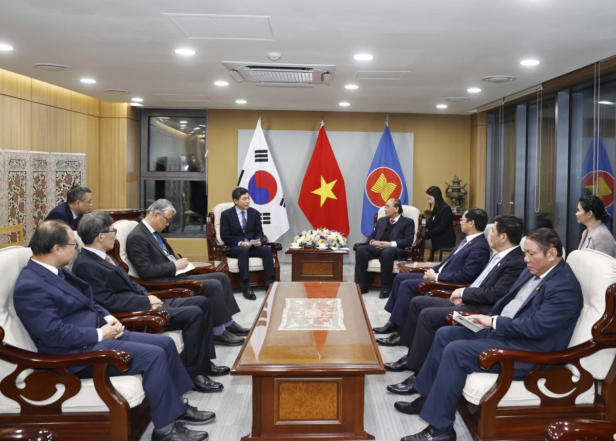 President Nguyen Xuan Phuc receives representatives of the Korea Eminent Person Group (EPG) in Seoul.