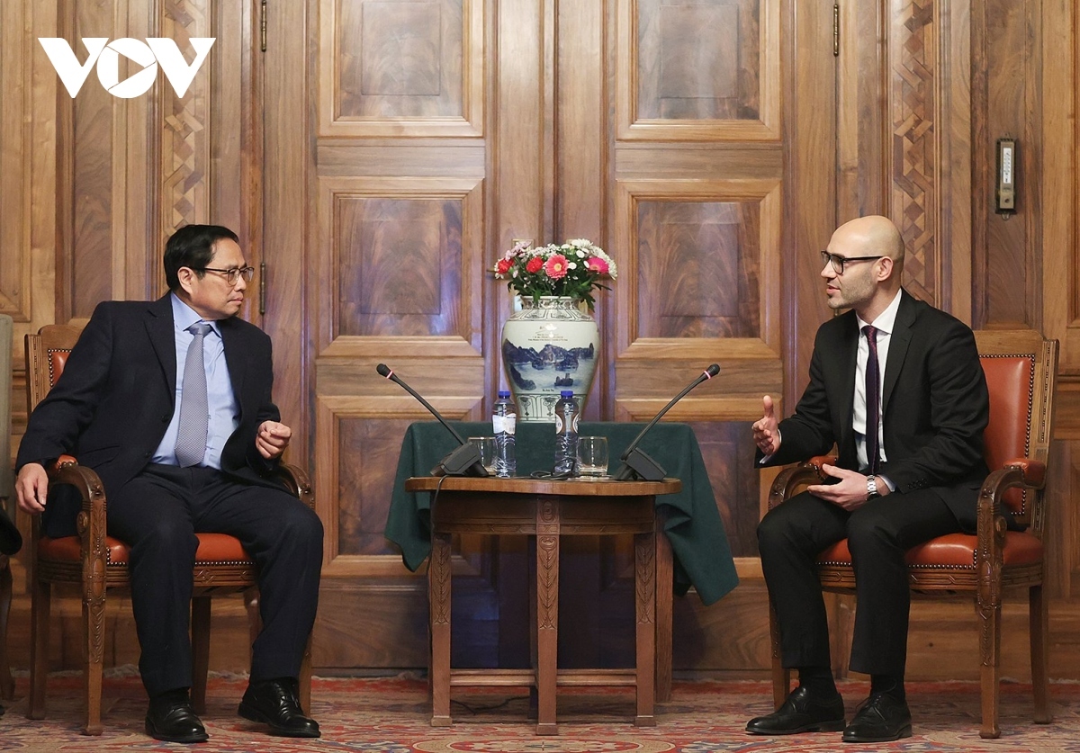 Prime Minister Pham Minh Chinh and PCA General Secretary Marcin Czepelak at the headquarters of the Permanent Court of Arbitration in The Hague.