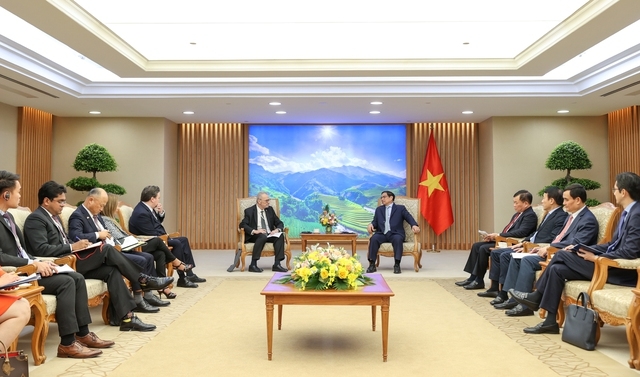 PM Pham Minh Chinh receives Michael Michalak, senior vice president at the US-ASEAN Business Council (USABC), and representatives of leading US corporations in Hanoi on December 5. (Photo: VGP).