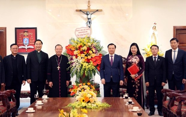 Secretary of the Hanoi Party Committee Dinh Tien Dung (fourth from right) visits the Hanoi Archdiocese
 (Photo: Kinh te do thi)