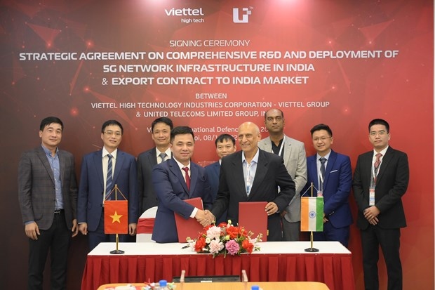 At the signing ceremony between Viettel  and UTL Group in Hanoi on December 9 (Photo: Viettel)