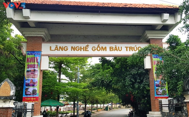 The gate of Bau Truc village